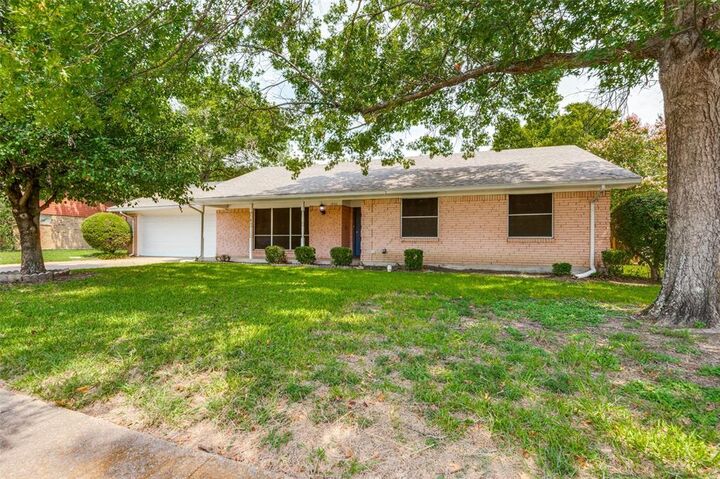 Property Photo: 1202 Williamsburg Drive TX 75119