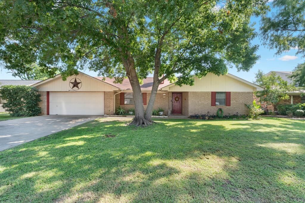 Property Photo: 1407 Inglewood Drive TX 76401