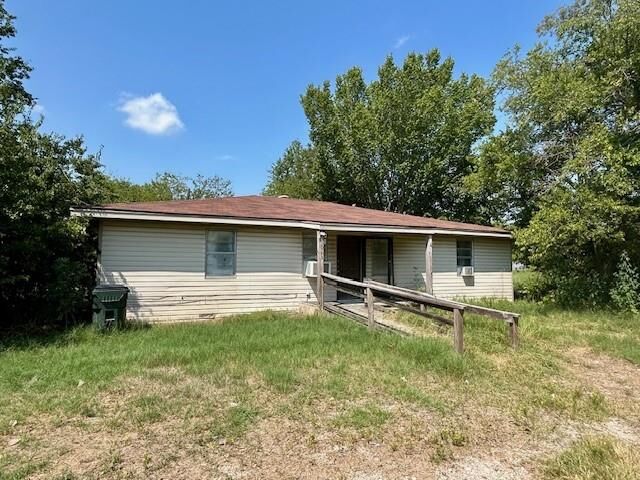 Property Photo:  1013 W Yeagua Street  TX 76642 