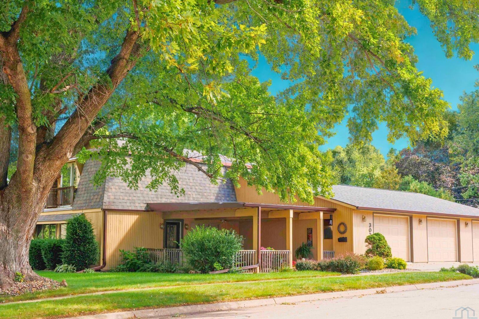 Property Photo:  307 9th St SE  IA 51031 