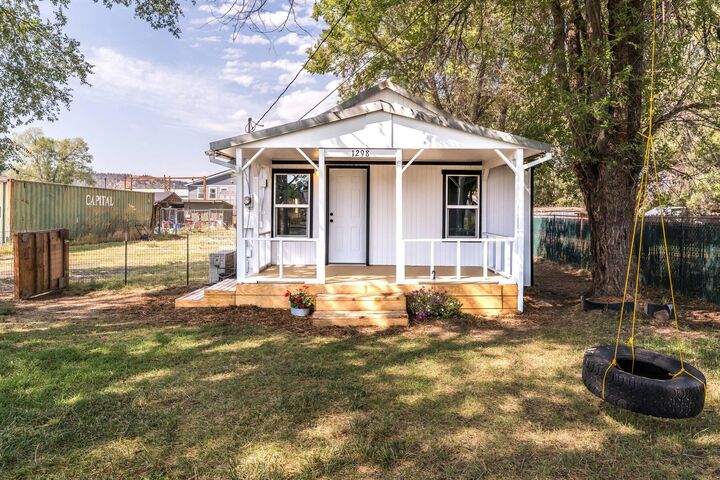 Property Photo:  1298 NW Harwood Street  OR 97754 