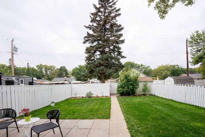 Property Photo:  742 12C Street N  AB T1H 2N7 