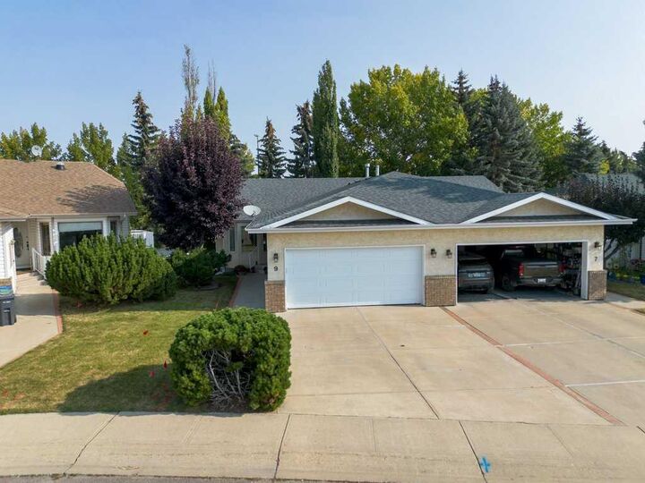 Property Photo: 9 Dunn Close AB T4R 2M6