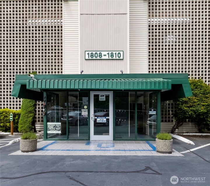 Property Photo: 1808 S 118th Street 102 WA 98168