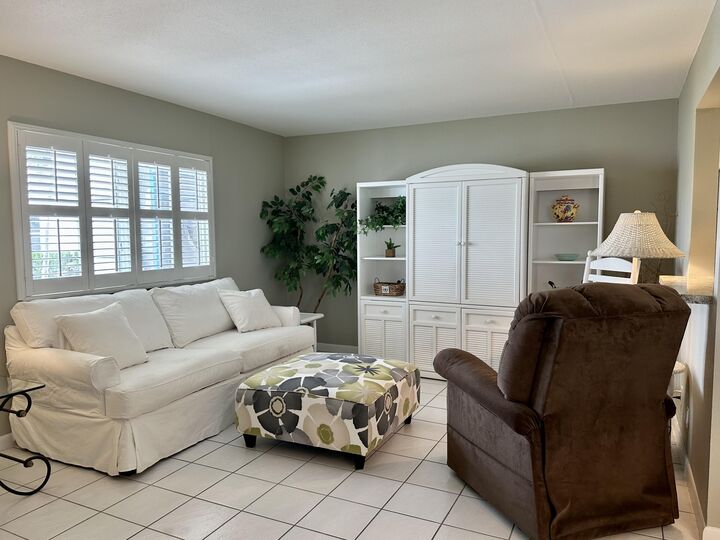 Property Photo: 350 Saxony H FL 33446