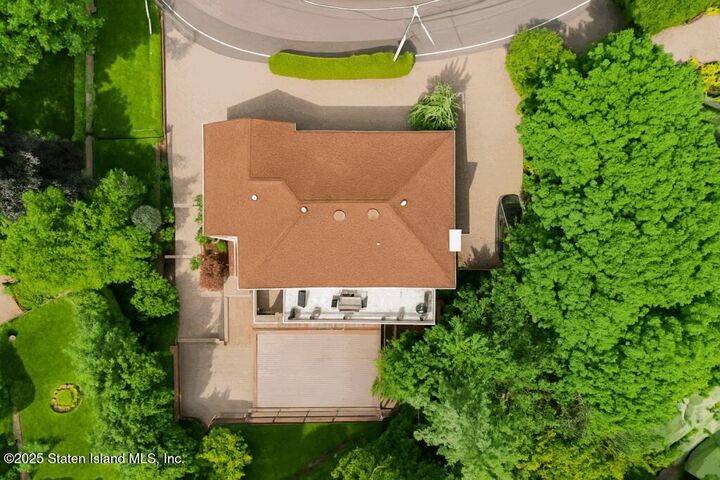 Property Photo:  76 Douglas Road  NY 10304 