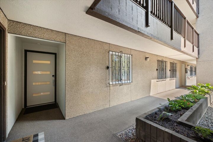Property Photo:  214 W 6th Ave 103  WA 99204 