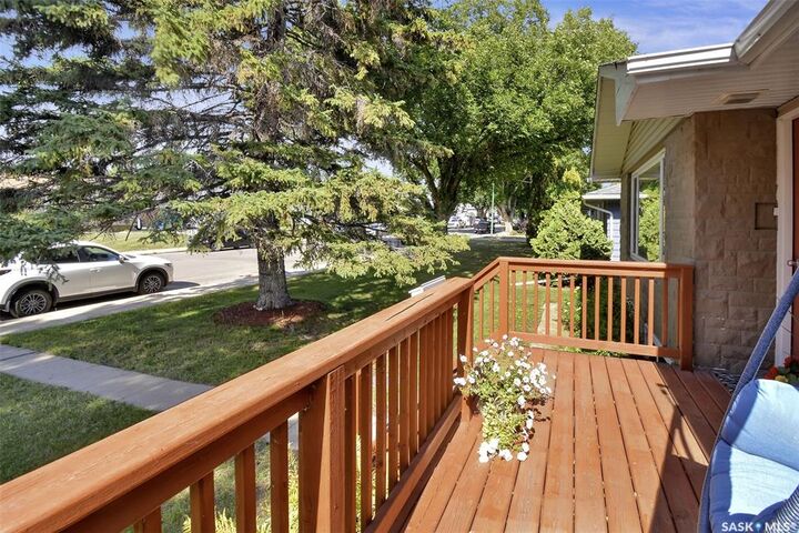 Property Photo:  1612 8th Avenue N  SK S7K 2X9 