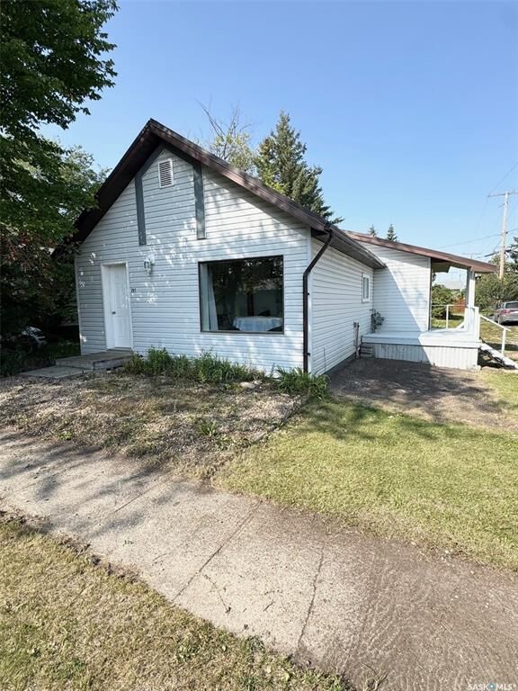 Property Photo:  201 1st Street N  SK S0K 2Z0 