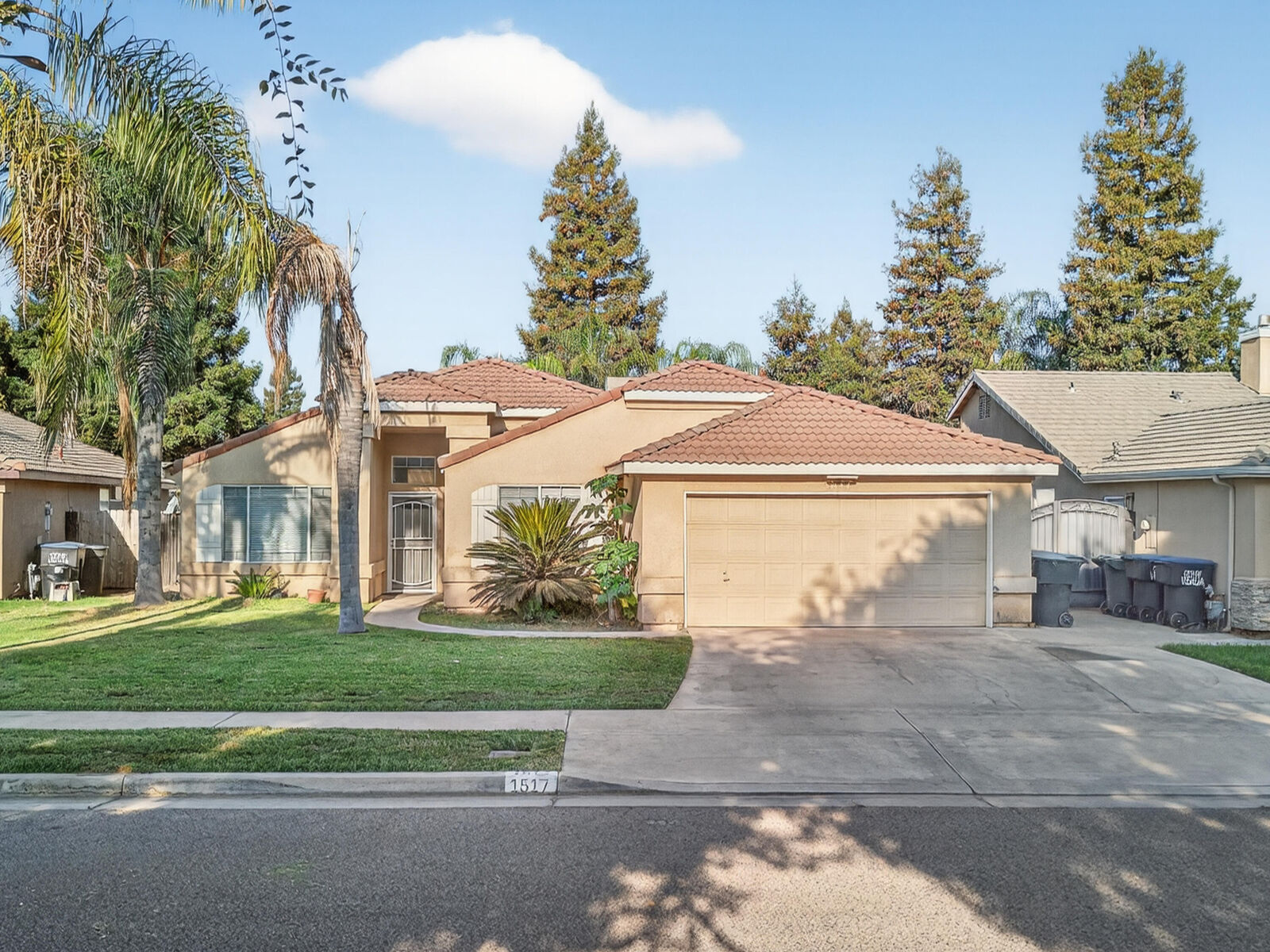 Property Photo: 1517 N Rio Vista Court CA 93292