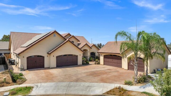 Property Photo: 1139 N Citrus Court CA 93292