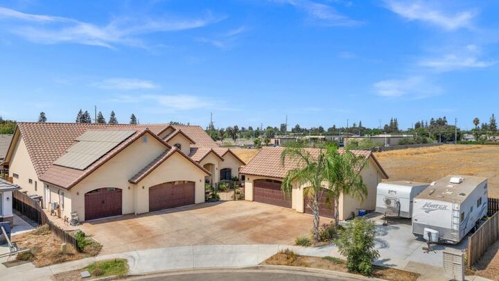 Property Photo:  1139 N Citrus Court  CA 93292 