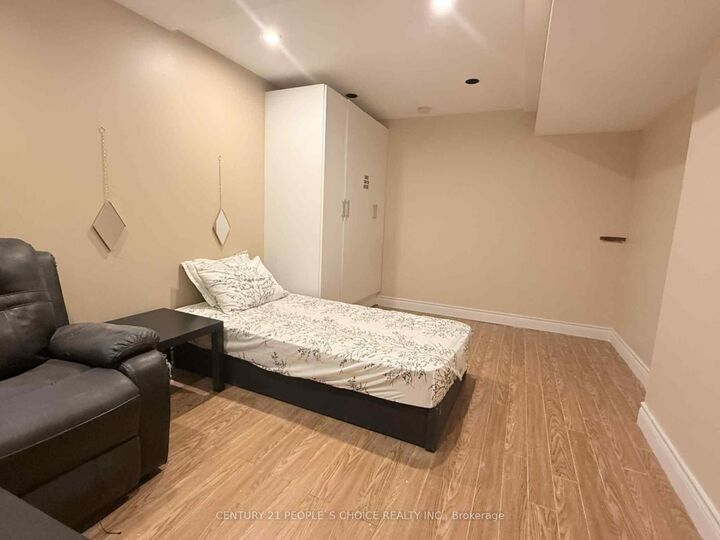 Property Photo:  485 Greenpark Crescent Bsmt  ON L5B 3P4 