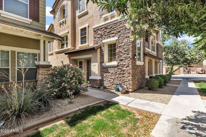 Property Photo:  945 W Wendy Way  AZ 85233 
