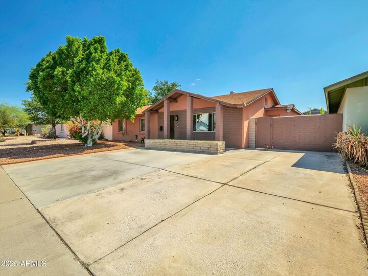 Property Photo:  3421 W Country Gables Drive  AZ 85053 