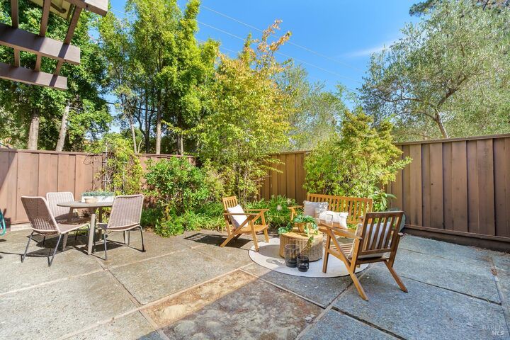 Property Photo:  29 Surrey Lane  CA 94903 