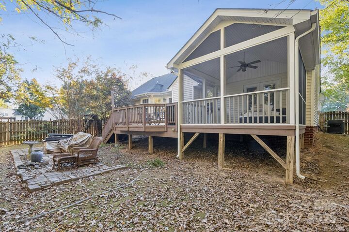 Property Photo:  1604 Winthrop Lane  NC 28110 