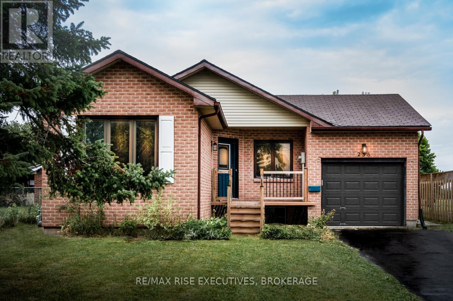 Photo de la propriété:  258 Kingscourt Avenue 2  ON K7K 6C9 
