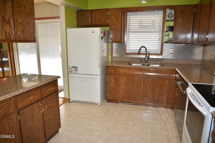 Property Photo: 408 Center Avenue N ND 58413