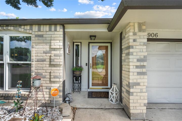 Property Photo: 2906 Laurelridge Drive TX 77573
