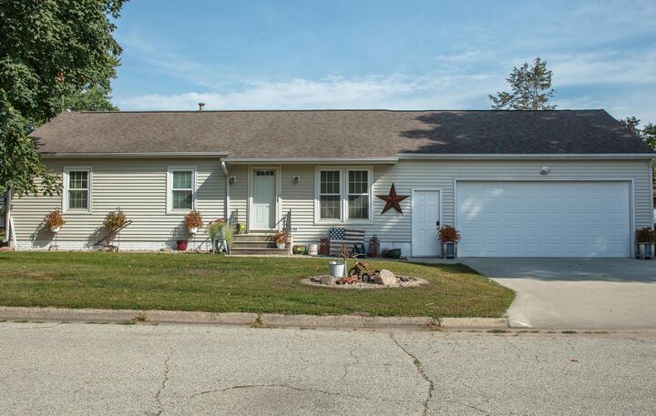 327 E Mindy Drive  Shell Rock IA 50670 photo