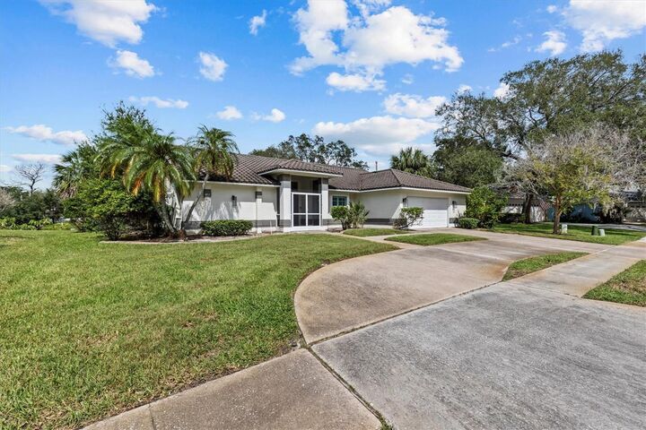 Property Photo: 913 Oakview Road FL 34689
