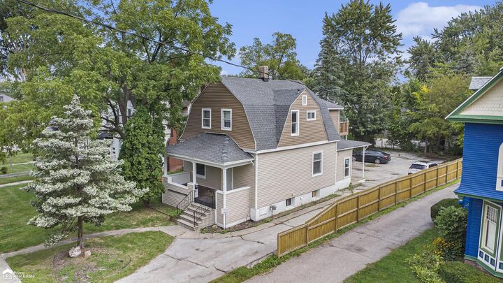 Property Photo:  1610 Court Street  MI 48602-4085 