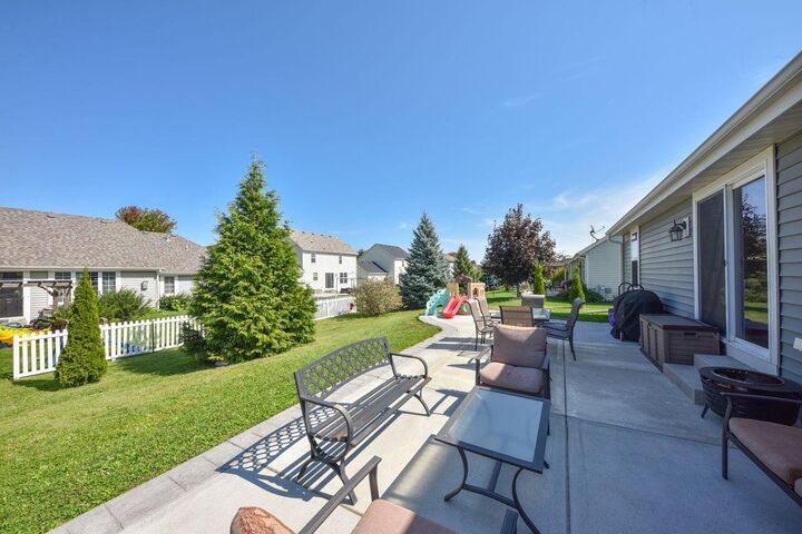 Property Photo:  1718 Prairie Dr  WI 53095 