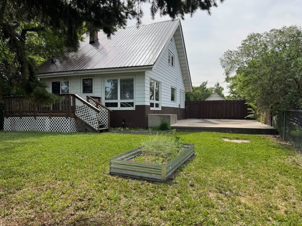 Property Photo:  209 8th Ave  ND 58701 