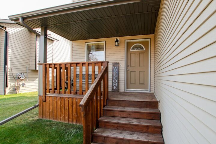 Property Photo:  5857 Park Street  AB T4M 0H1 