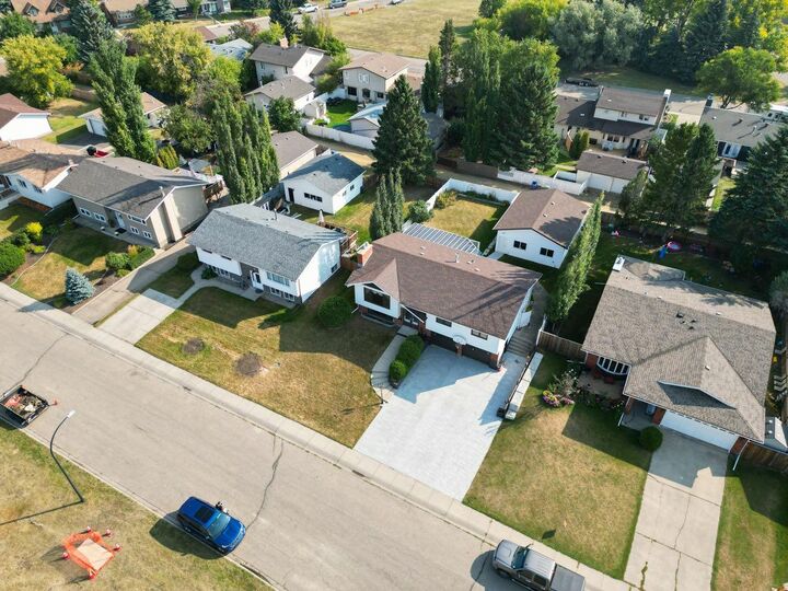 Property Photo:  23 Berry Avenue  AB T4R 1K7 