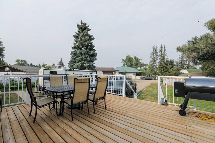 Property Photo:  4919 61 Avenue N  AB T1G 1J1 