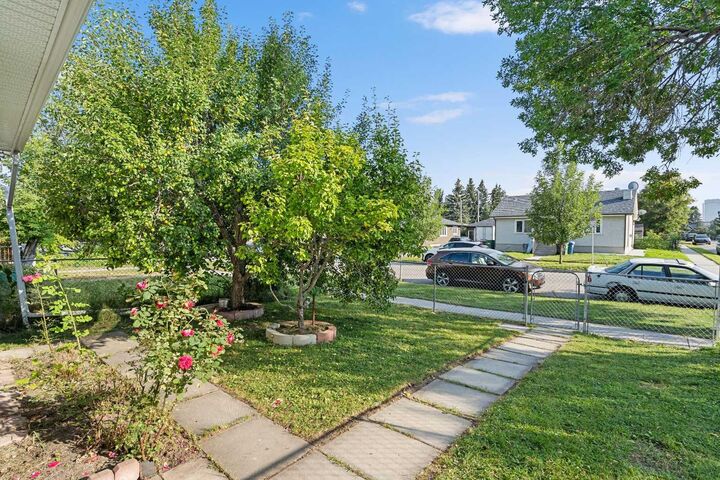 Property Photo:  218 15 Avenue NW  AB T2M 0G8 
