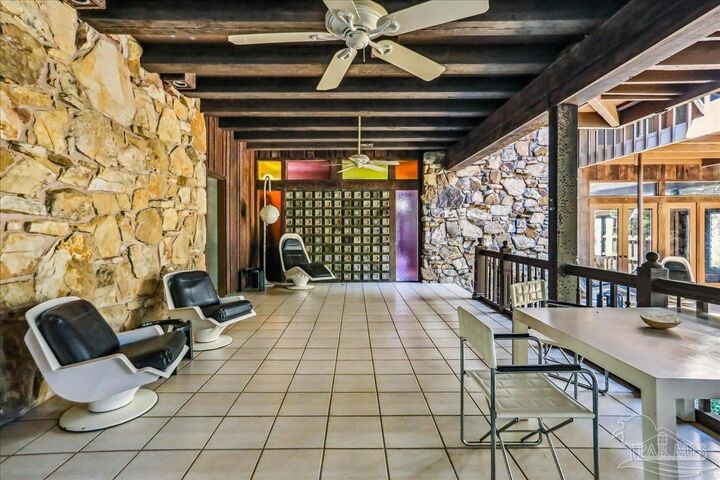 Property Photo: 320 N Sunset Blvd FL 32561