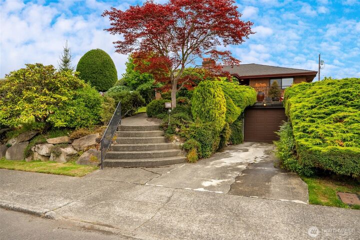 Property Photo: 811 Rucker Avenue WA 98201