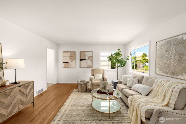 Property Photo: 410 6th Avenue S WA 98020