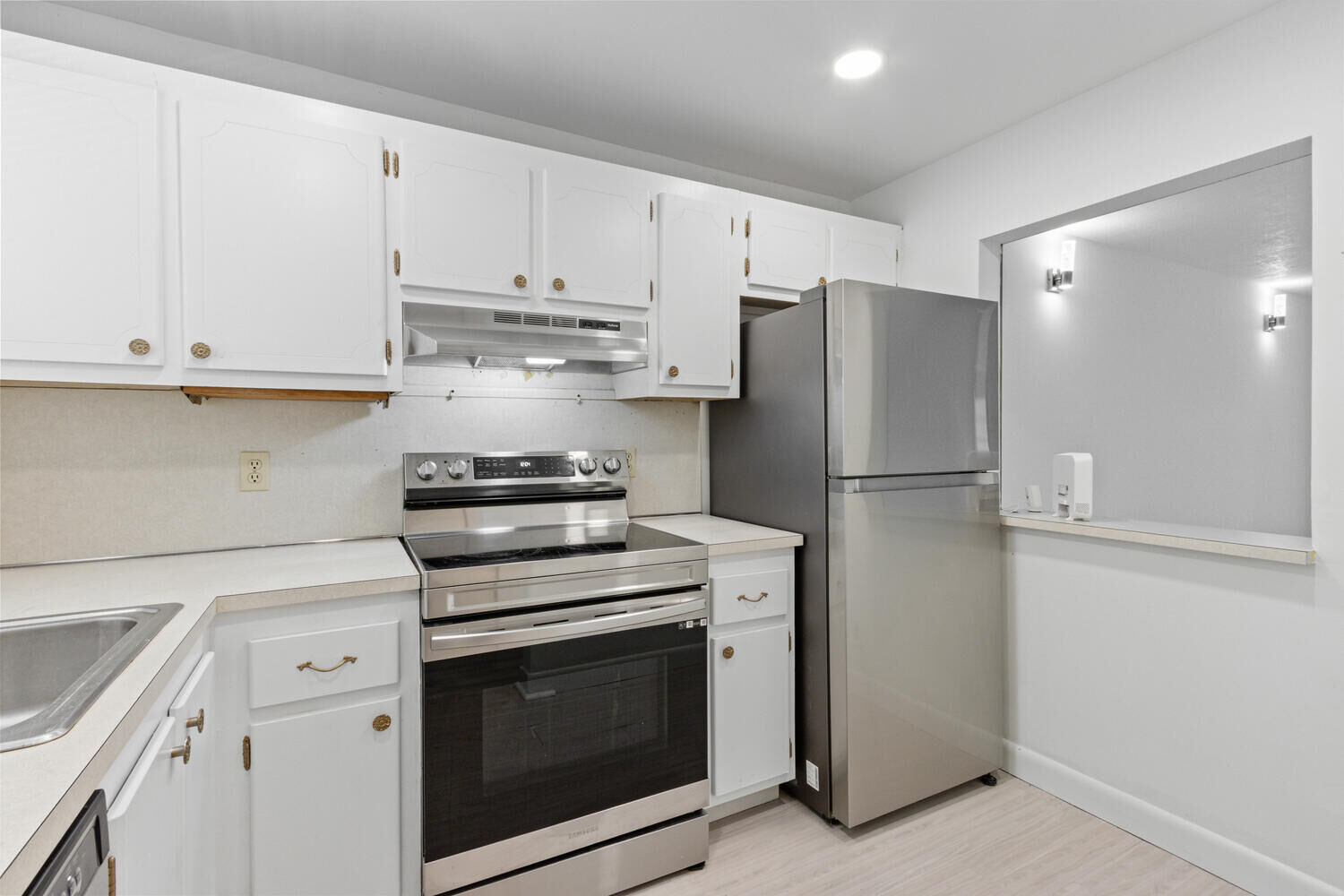 Property Photo:  1630 Embassy Drive 110  FL 33401 