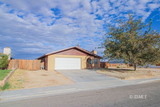 Property Photo: 400 N Mono St CA 93555