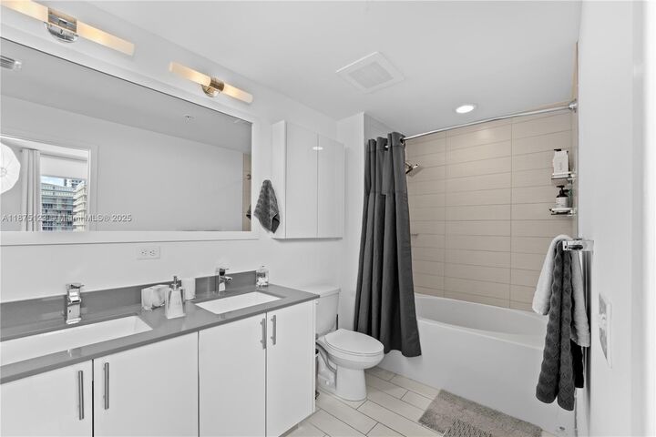 Property Photo:  999 SW 1st Ave 3304  FL 33130 