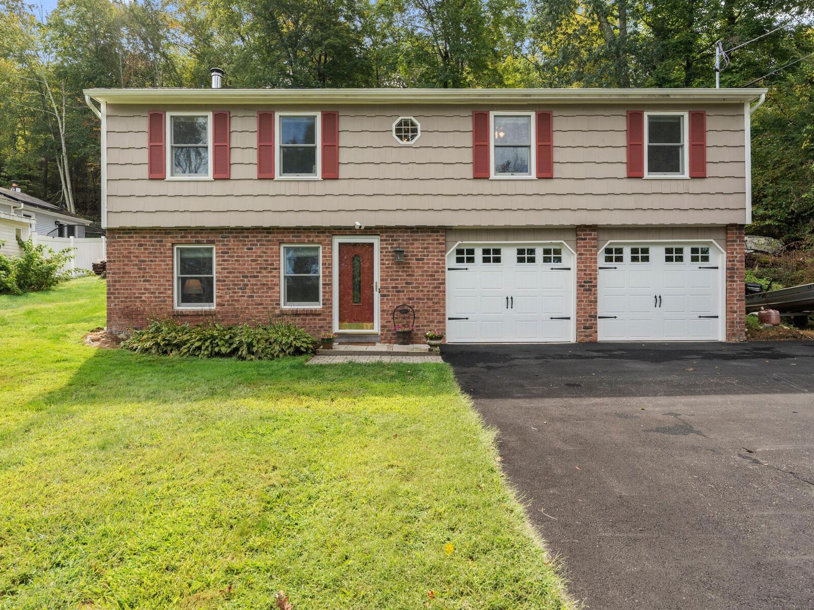 Property Photo: 82 Lakeview Terrace CT 06482