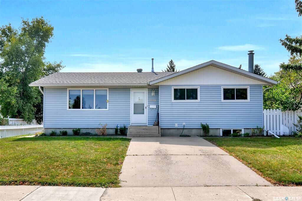 Property Photo: 2938 Eastview SK S7J 3H9