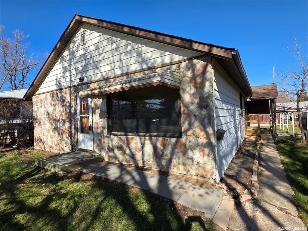 Property Photo:  217 9th Avenue NW  SK S9H 1A6 