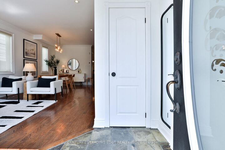 Photo de la propriété:  39 Ferrier Avenue  ON M4K 3H5 
