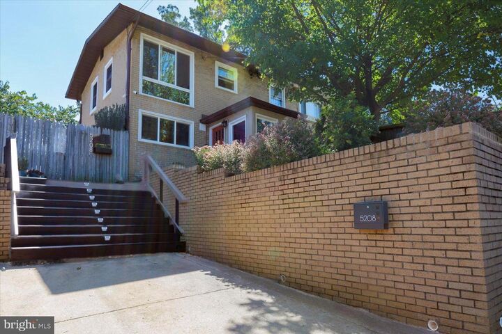 Property Photo: 5208 10th Place S VA 22204
