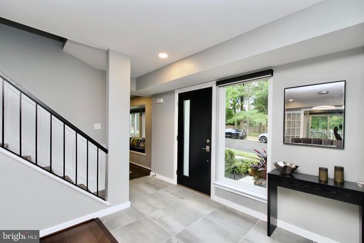 Property Photo: 6906 Deer Run Drive VA 22306
