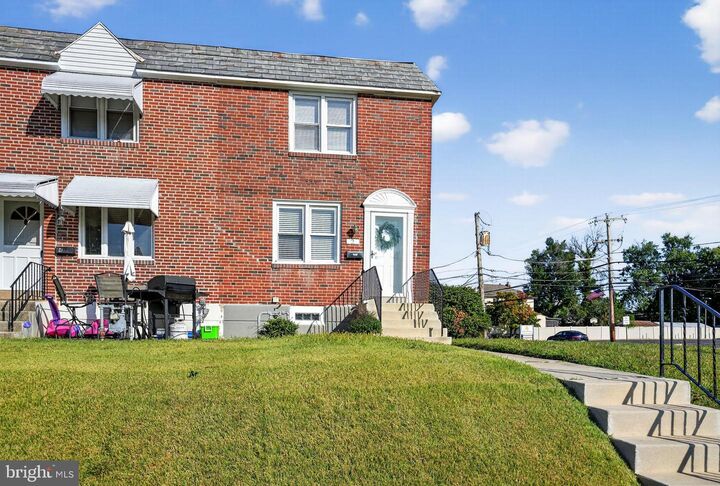 Property Photo:  2 S Stratford Road  PA 19036 