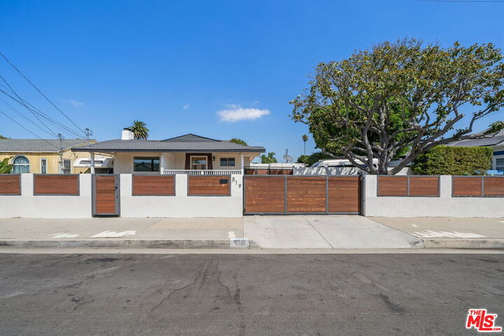 Property Photo: 519 W Elm Ave CA 90301