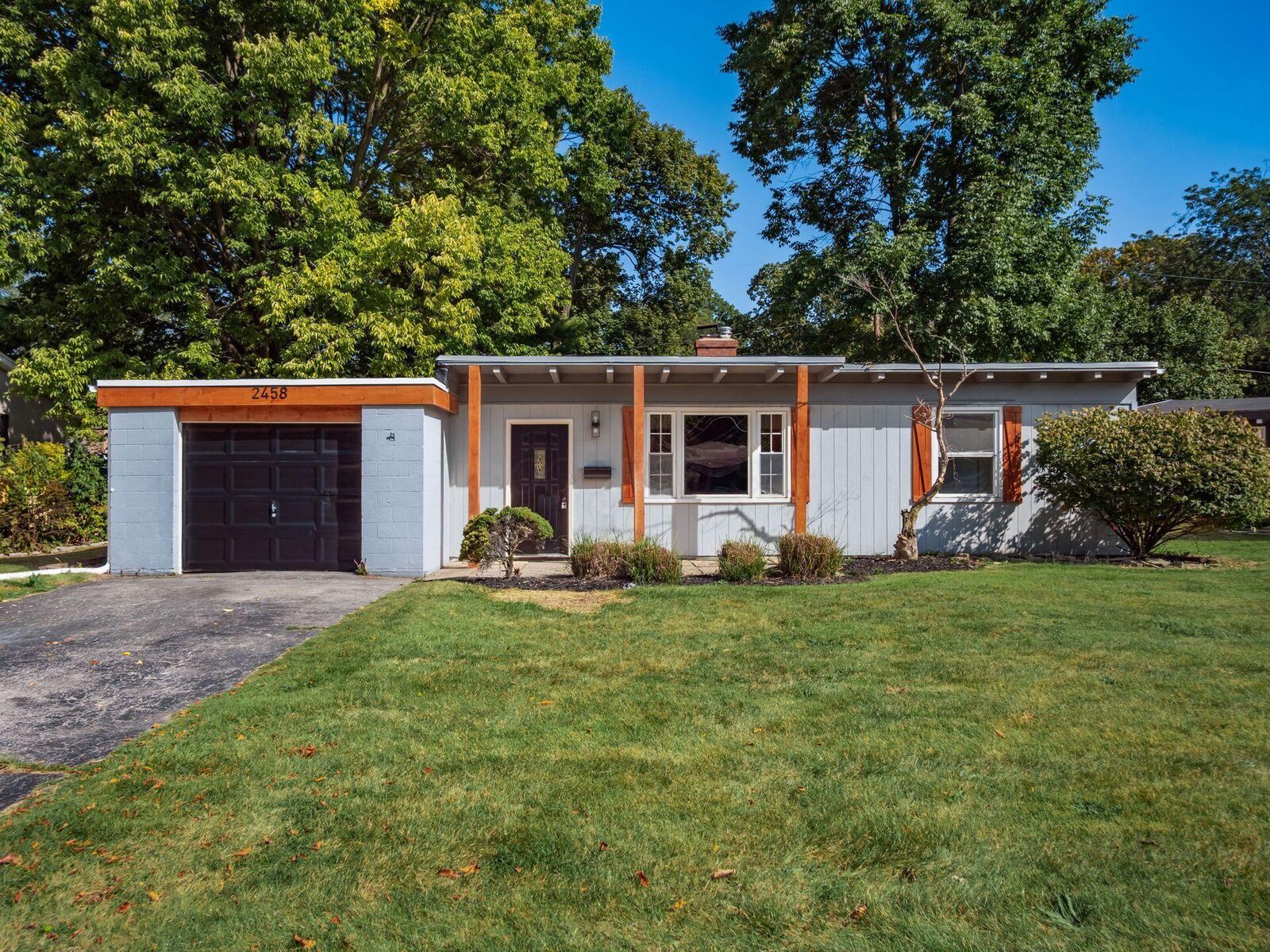 Property Photo: 2458 Edgevale Road OH 43221