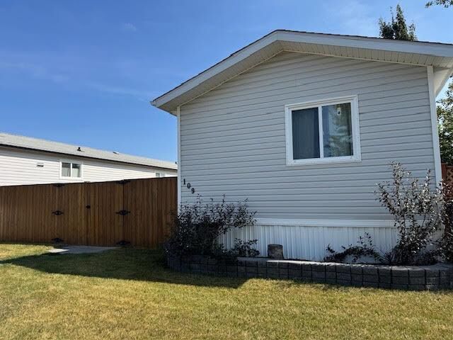 Property Photo: 109 Glendale Bay MB R7C 1E2