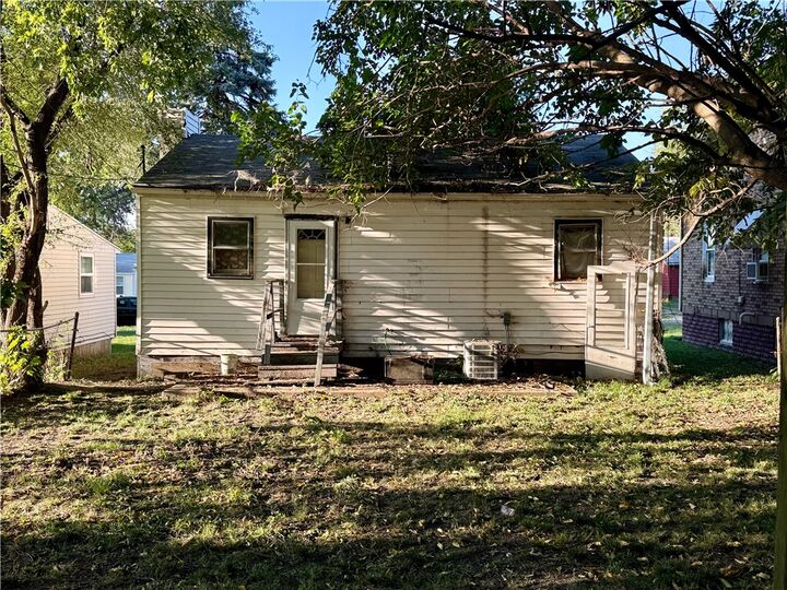 Property Photo:  927 E Harrison Avenue  IL 62526 